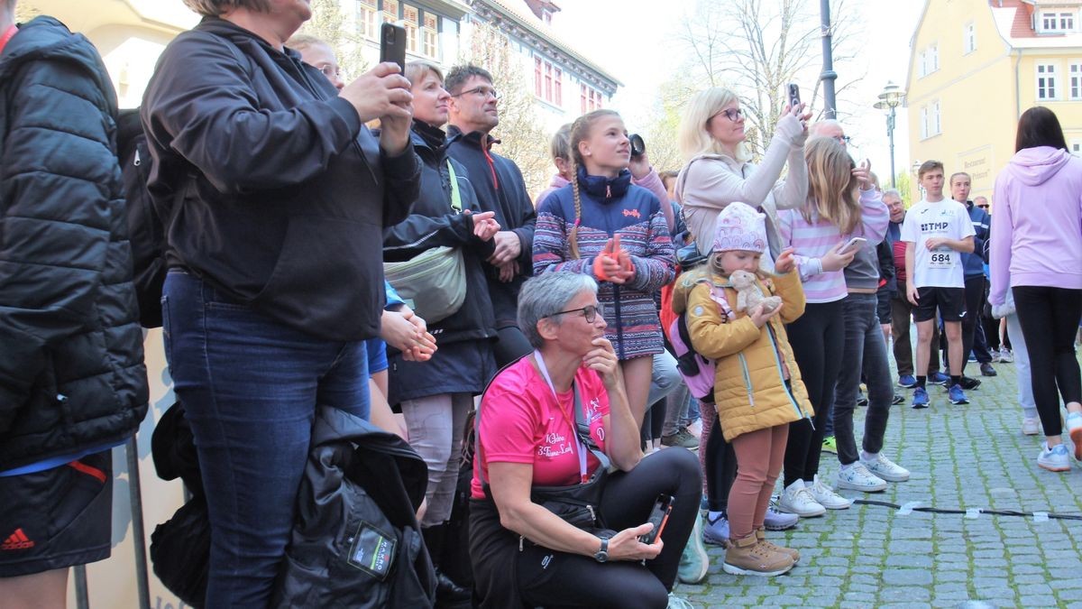 Knapp 950 Läufer und Walker gingen beim zehnten Drei-Türme-Lauf in Bad Langensalza an den Start. Den Hauptlauf über 12,5 Kilometer gewann Marcel Krieghoff. Es war sein zehnter Sieg in seiner Heimatstadt. 