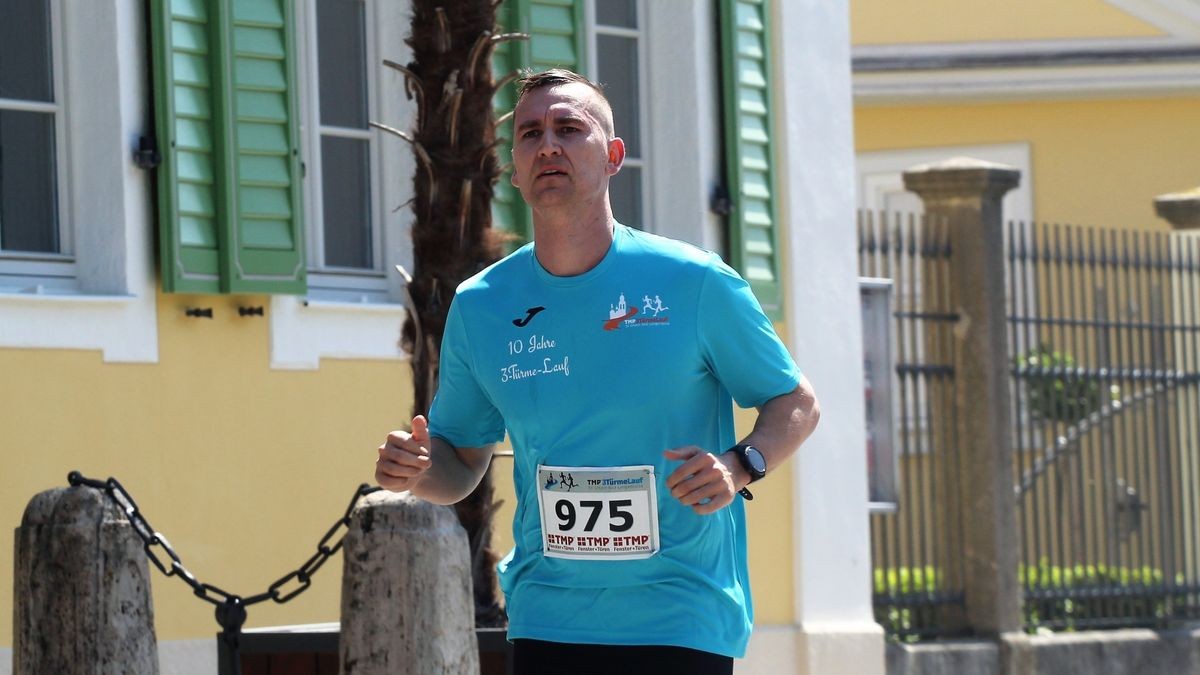 Knapp 950 Läufer und Walker gingen beim zehnten Drei-Türme-Lauf in Bad Langensalza an den Start. Den Hauptlauf über 12,5 Kilometer gewann Marcel Krieghoff. Es war sein zehnter Sieg in seiner Heimatstadt. 