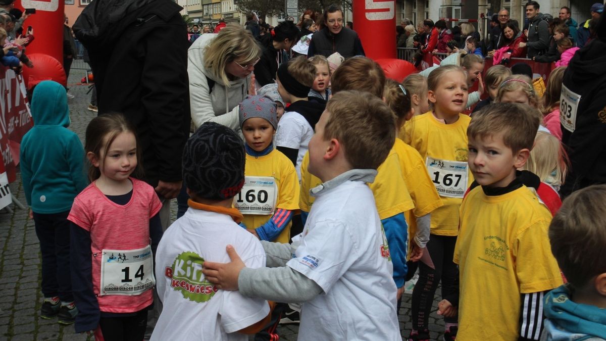 Knapp 950 Läufer und Walker gingen beim zehnten Drei-Türme-Lauf in Bad Langensalza an den Start. Den Hauptlauf über 12,5 Kilometer gewann Marcel Krieghoff. Es war sein zehnter Sieg in seiner Heimatstadt. 