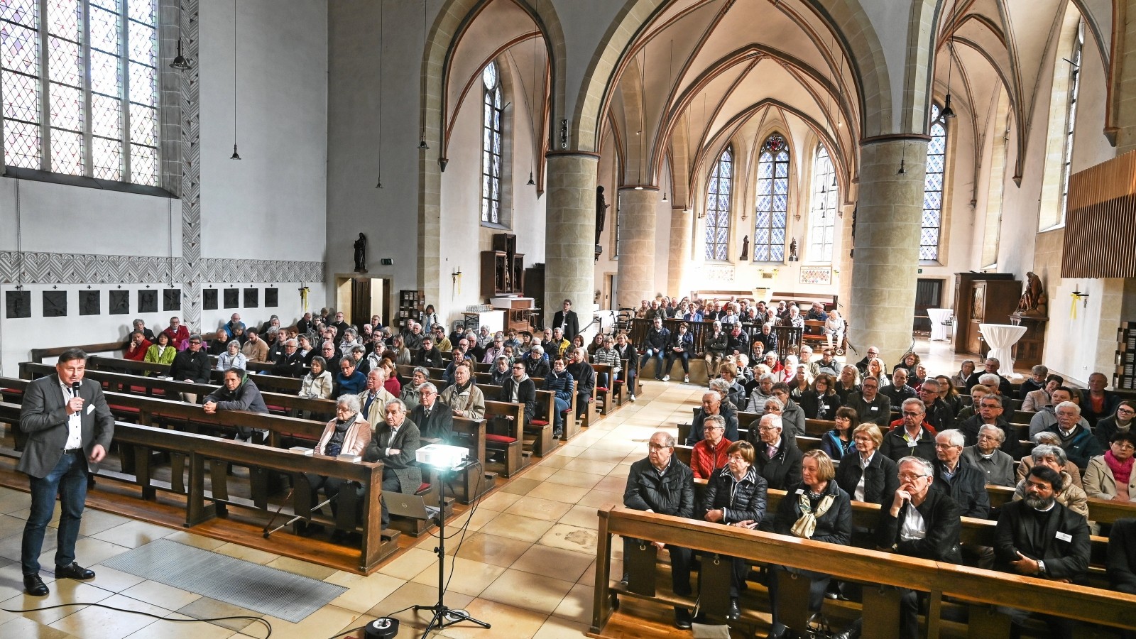 Dinslaken Katholische Kirche steht vor tiefen Einschnitten