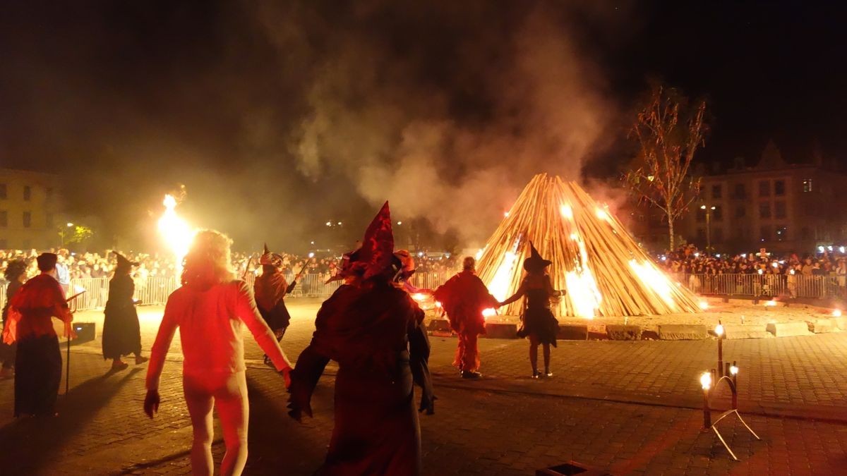 Walpurgisnacht auf dem Domplatz. Mit Rockshow, Hexentanz und Feuer in XXL.