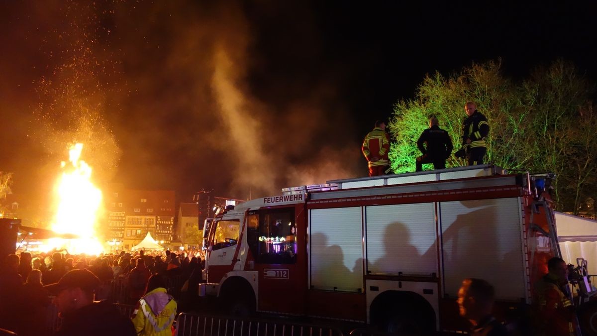 Eine Hexe kreist sogar über dem Platz -- bis mit einem Pyrotechnik der hohe Holzstapel angezündet wird. 