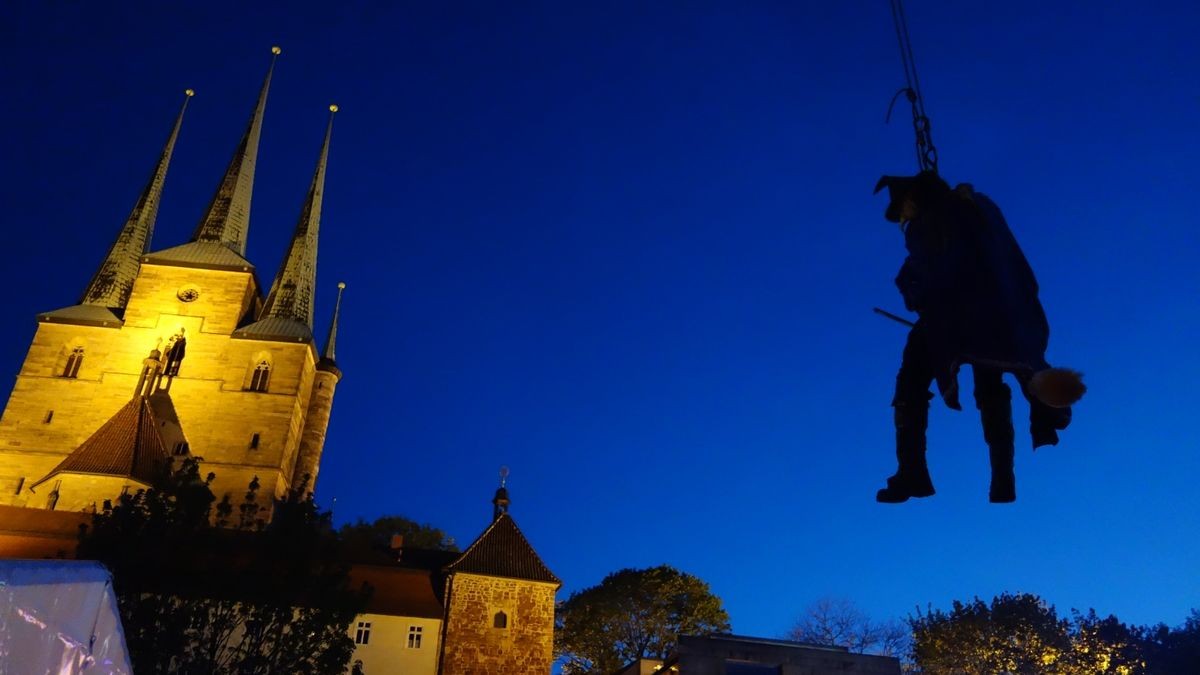 Walpurgisnacht auf dem Domplatz. Mit Rockshow, Hexentanz und Feuer in XXL.