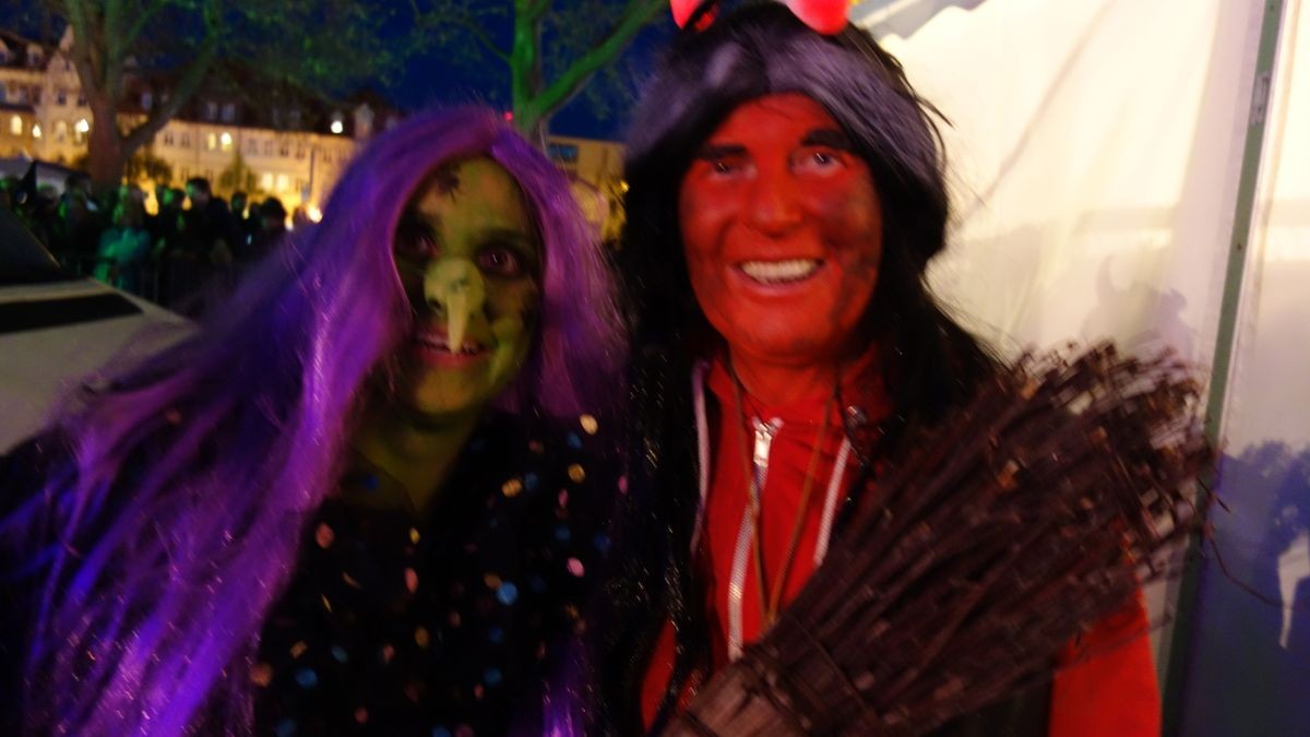 Rund 10.000 Menschen – darunter gefühlt 5 Prozent Hexen – bevölkern am Vorabend des 1.Mai den Domplatz in Erfurt, um die Walpurgisnacht ausgelassen zu feiern. 