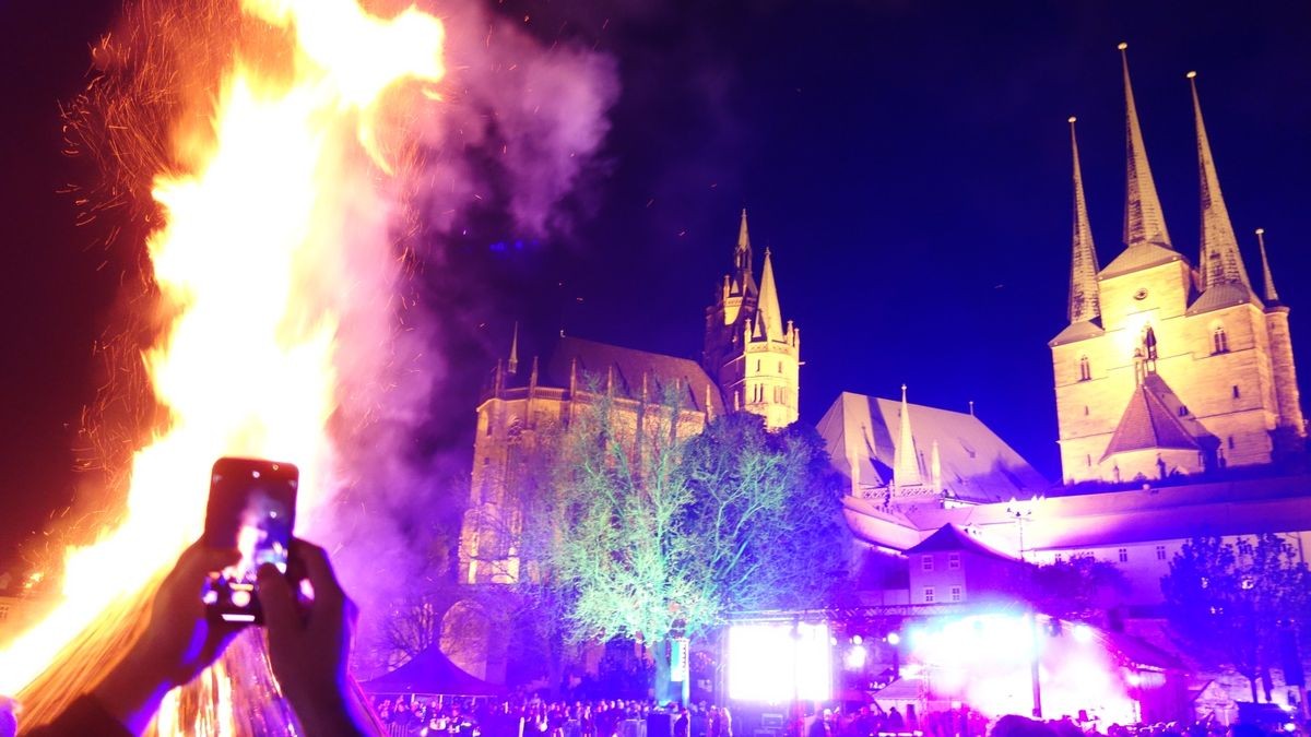 Walpurgisnacht auf dem Domplatz. Mit Rockshow, Hexentanz und Feuer in XXL.