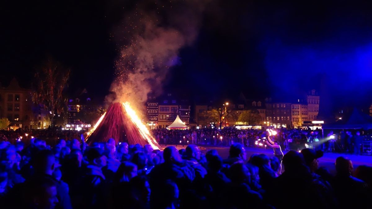 Walpurgisnacht auf dem Domplatz. Mit Rockshow, Hexentanz und Feuer in XXL.