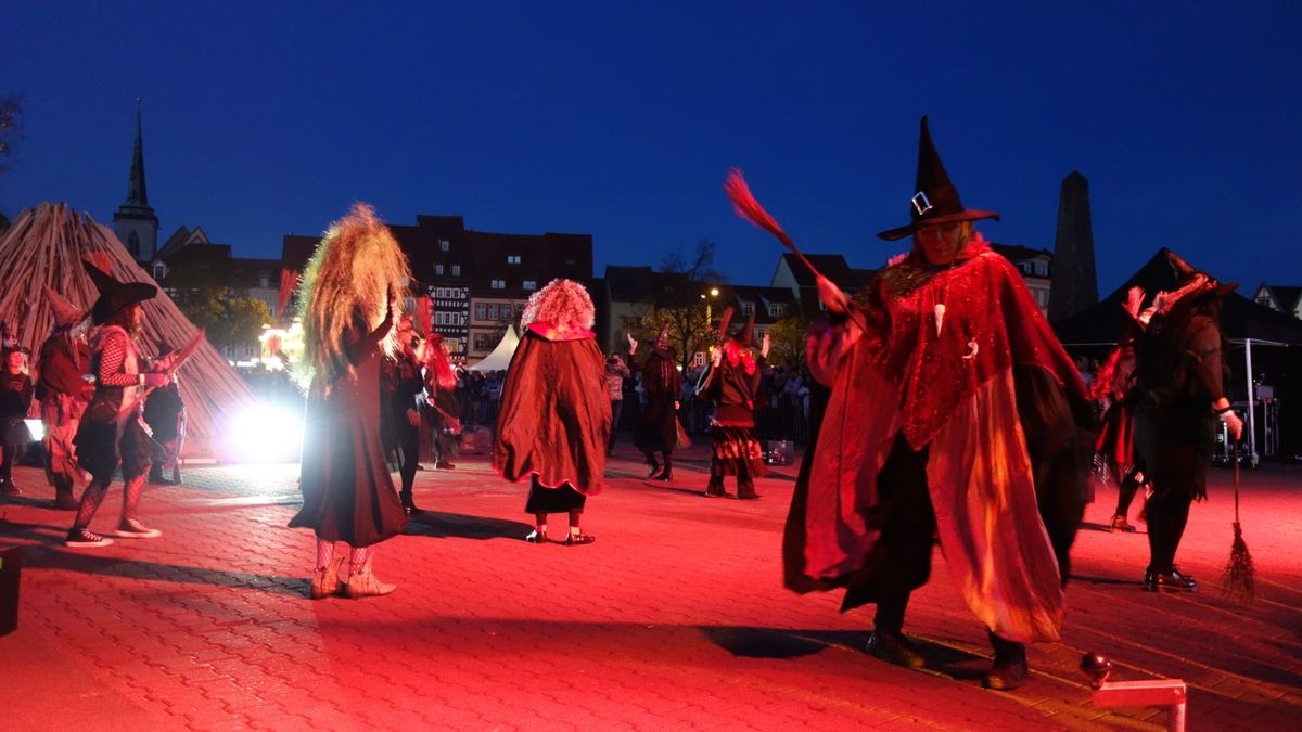 Walpurgisnacht auf dem Domplatz. Mit Rockshow, Hexentanz und Feuer in XXL.