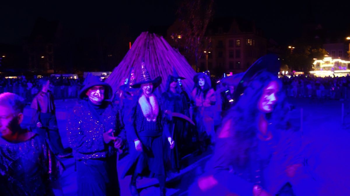 Walpurgisnacht auf dem Domplatz. Mit Rockshow, Hexentanz und Feuer in XXL.