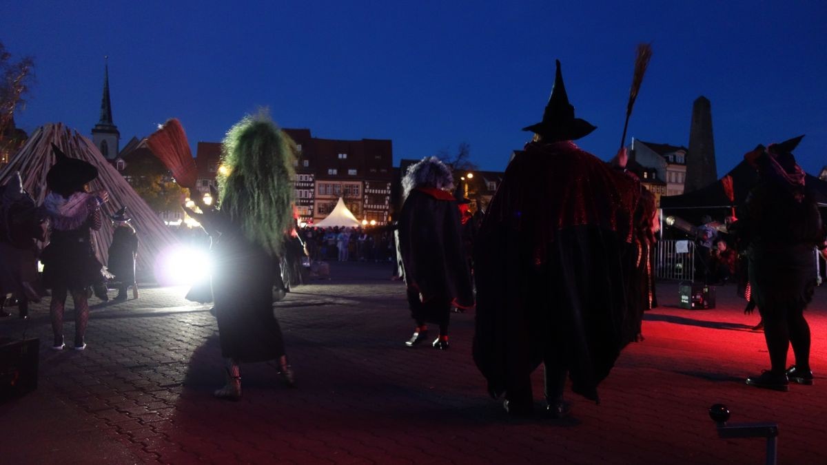 Walpurgisnacht auf dem Domplatz. Mit Rockshow, Hexentanz und Feuer in XXL.