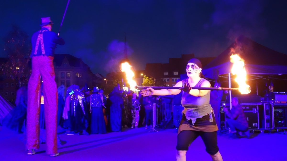 Walpurgisnacht auf dem Domplatz. Mit Rockshow, Hexentanz und Feuer in XXL.