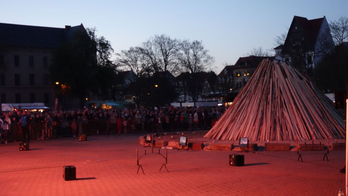 Walpurgisnacht auf dem Domplatz. Mit Rockshow, Hexentanz und Feuer in XXL.