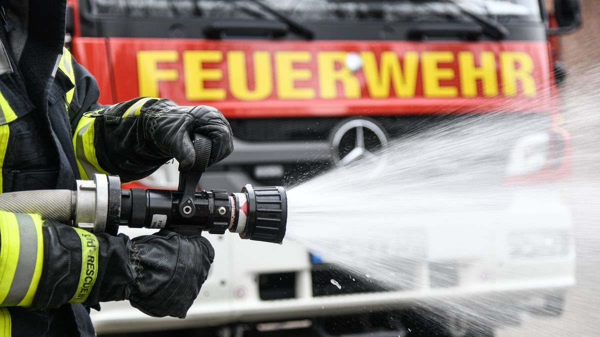 Die Feuerwehr konnte die brennenden Baumaschinen löschen. (Symbolbild)