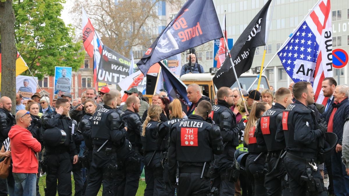 Nach zwei Demonstrationen am 1. Mai in Gera hat die Polizei 15 Strafanzeigen gestellt.