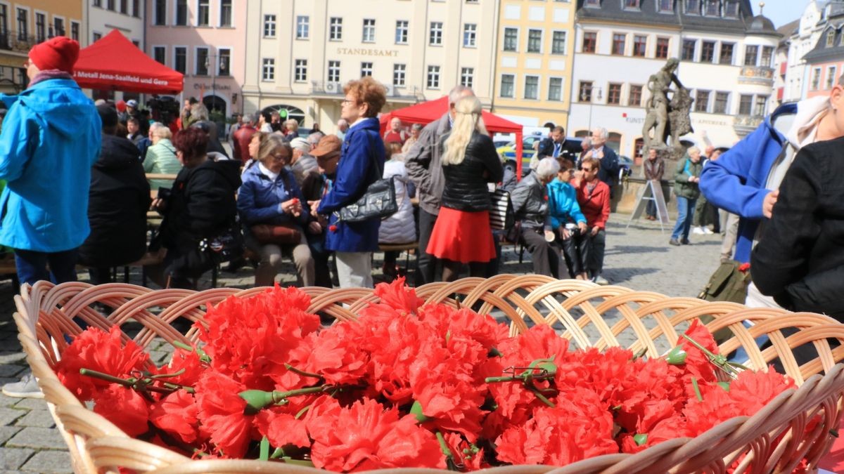 Am Vormittag gestalteten Gewerkschaften und Parteien noch relativ ruhig die Kundgebung zum 1. Mai auf dem Geraer Marktplatz.