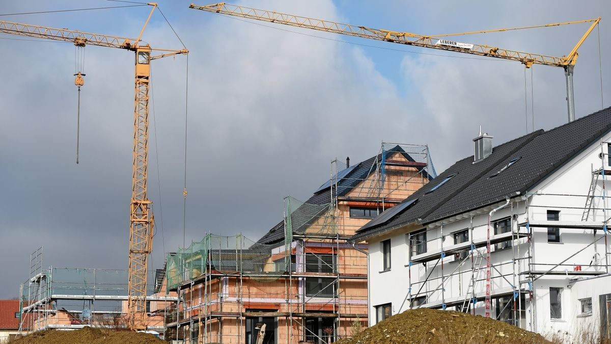 Baubranche und Ökonomen sehen im gleichzeitigen Anstieg von Baupreisen und Zinsen den Hauptgrund für den Einbruch des Wohnungsbaus. (Symbolbild)