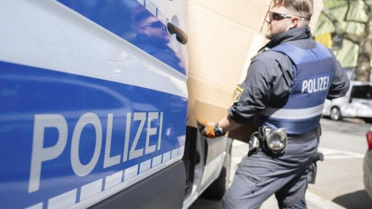 Ein Polizeibeamter entlädt einen Transporter mit sichergestelltem Material aus einer Razzia in mehreren Bundesländern gegen die italienischen Mafia 'Ndrangheta.