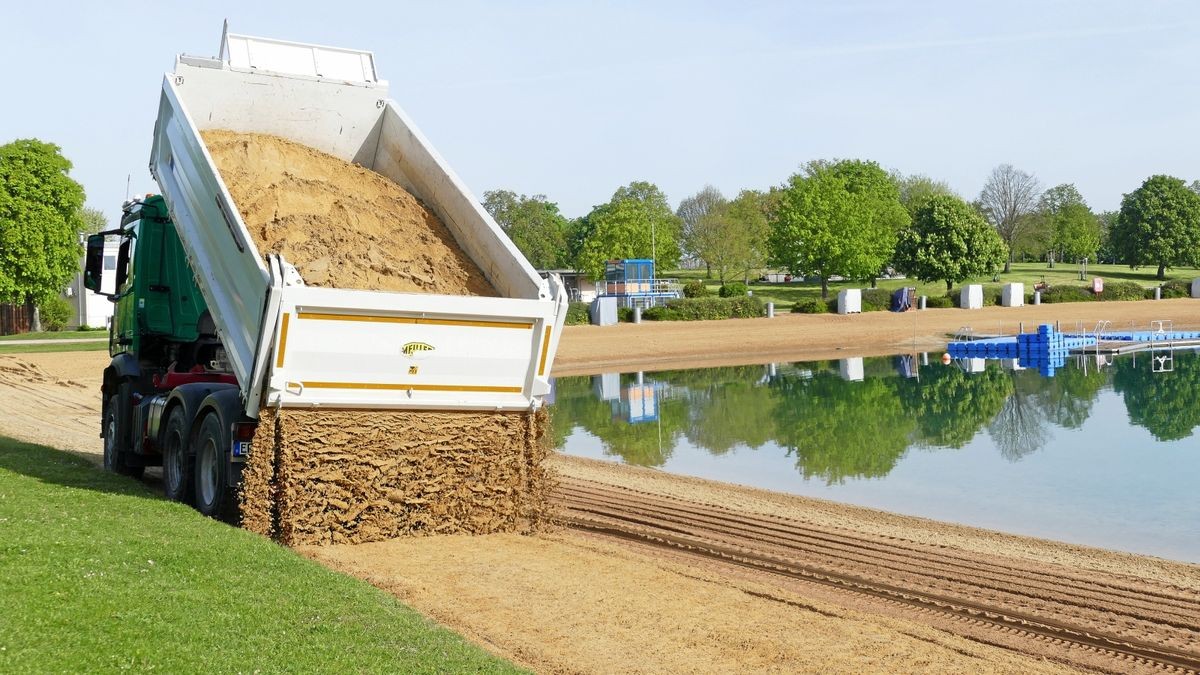 13 bis 14 Tonnen Sand werden pro Fuhre angekarrt und ausgeschüttet.