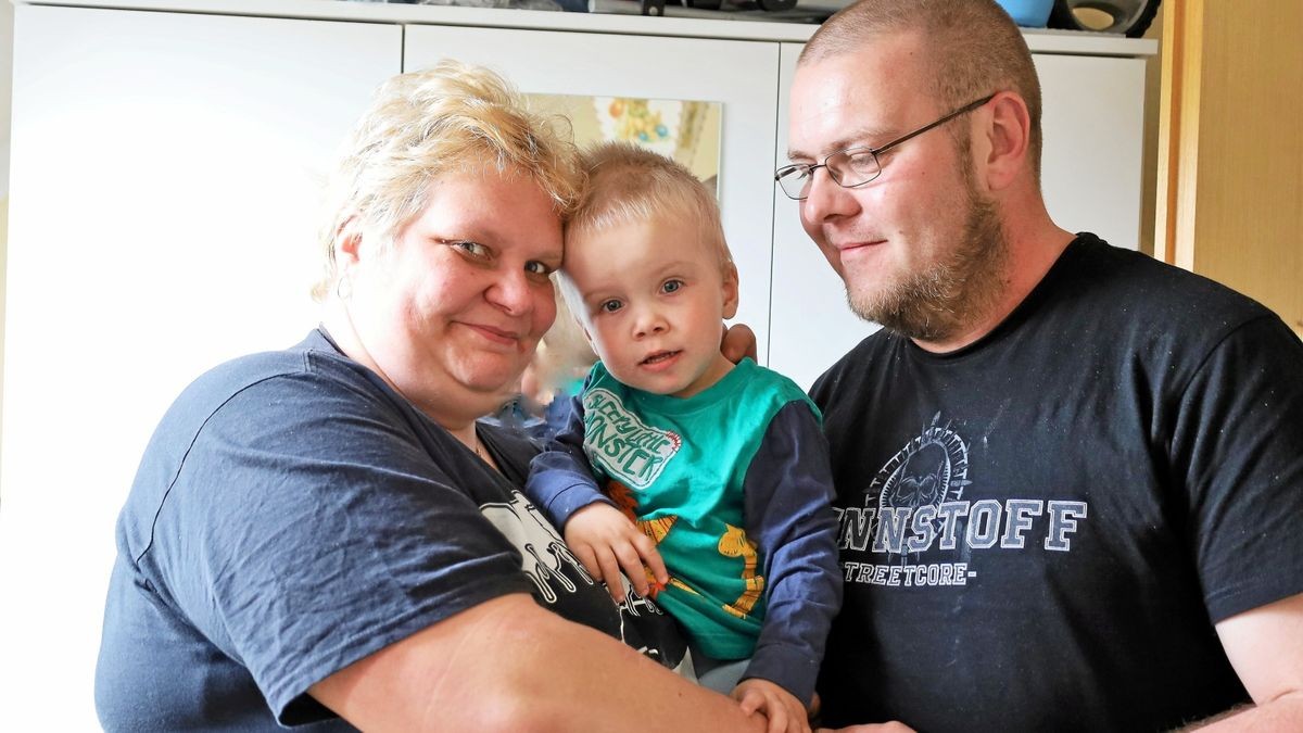 Cindy Wenzel und Martin Dienemann stehen mit ihrem Sohn Henry im Kinderzimmer des Kleinen. 