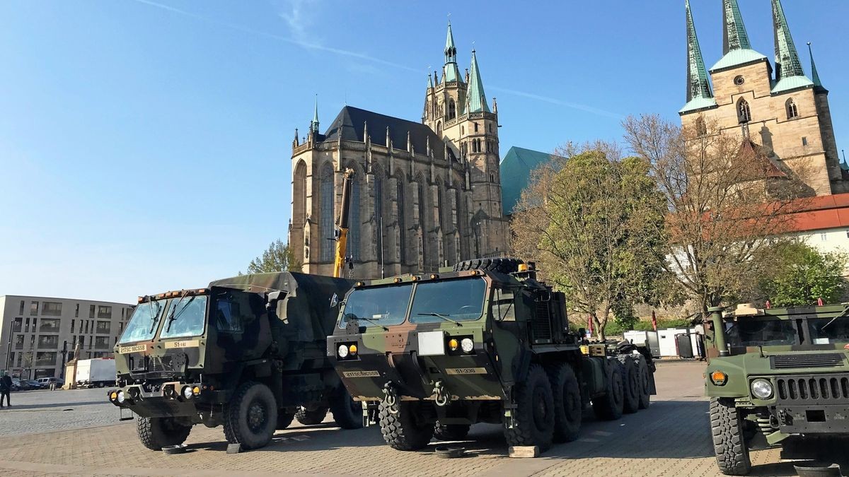 Soldaten der in Kaiserslautern stationierten U.S.Army sind unter anderem mit einem Humwee (rechts) auf dem Domplatz vertreten.