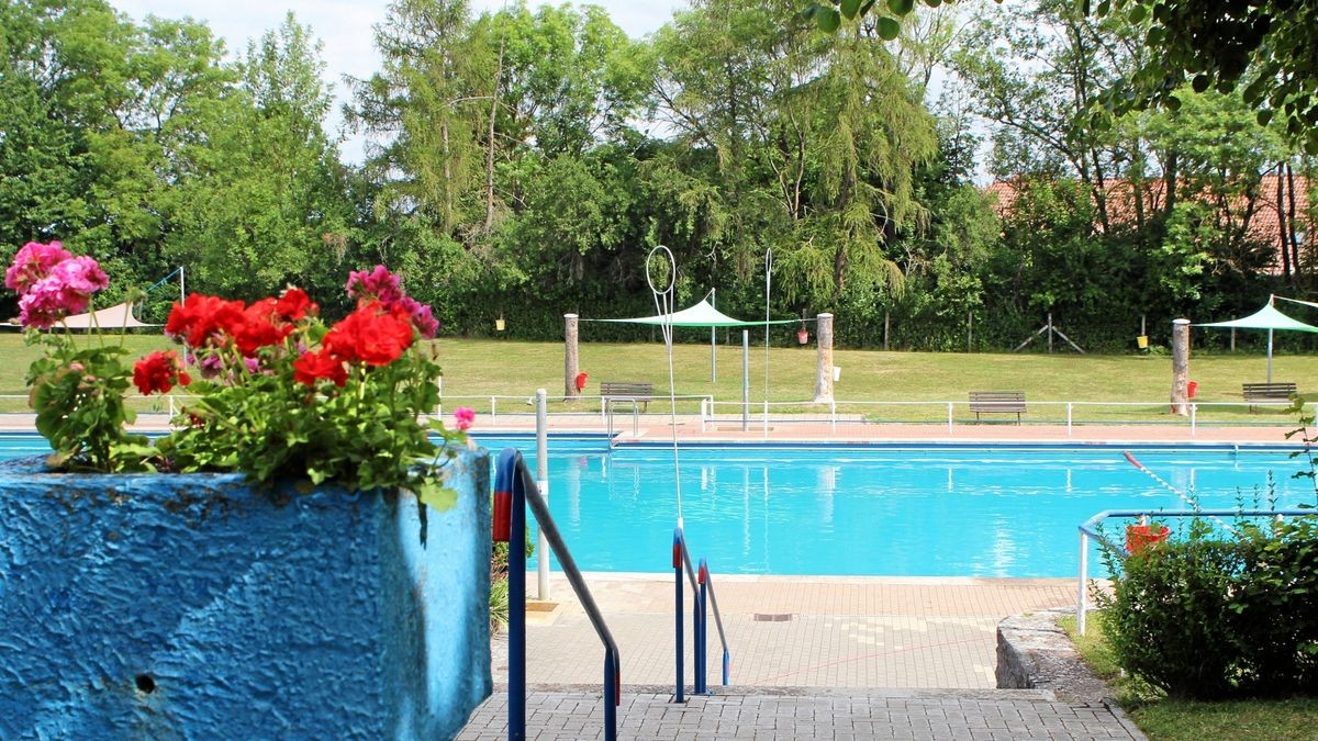 In Ebeleben wird das Freibad doch für eine Eröffnung vorbereitet.