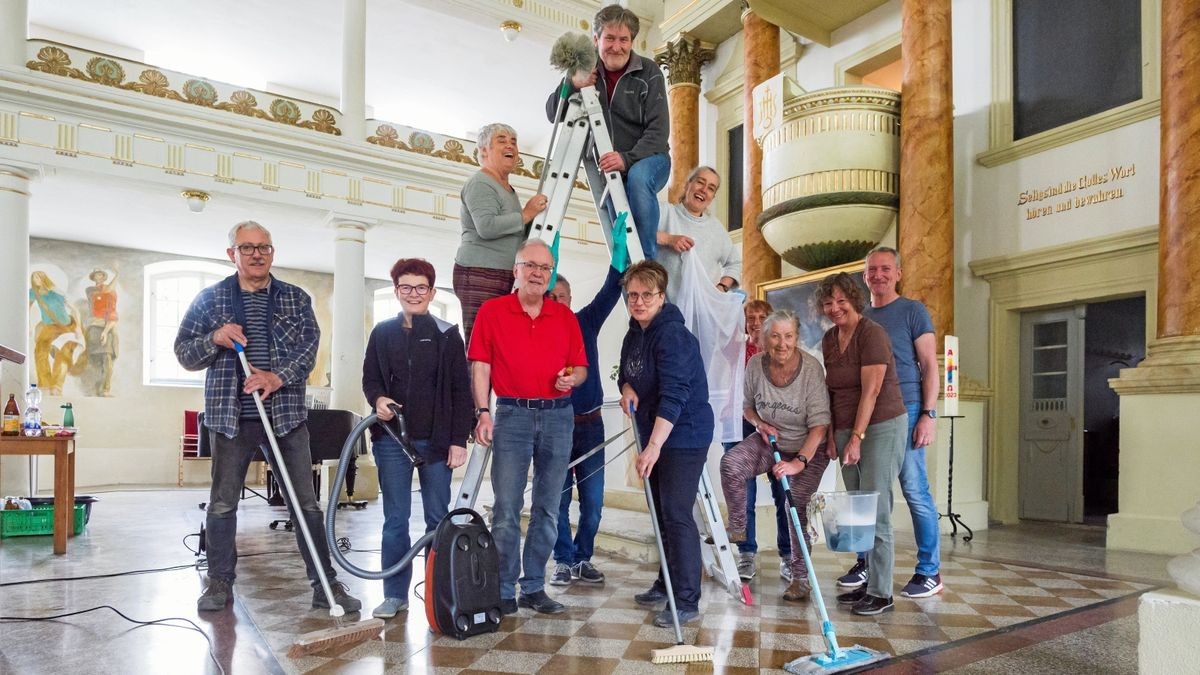 Frühjahrsputz in der Kirche in Zeulenroda