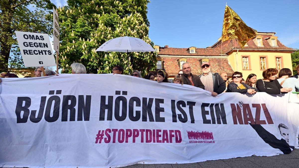 Teilnehmer einer Demonstration unter dem Motto „Stoppt die AfD!“ am Theaterplatz in Weimar während einer Kundgebung der AfD.