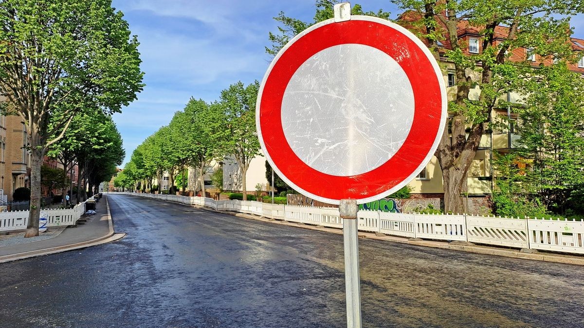 Die Baufirma hatte am Dienstag die Baustelle Gutenbergstraße für den Einbau der Deckschicht vorbereitet. Niemand parkte mehr hier, die Straße wurde intensiv gesäubert.