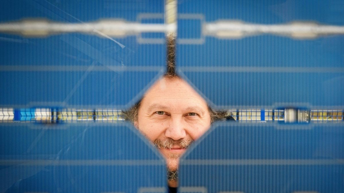 Viktor Wesselak vom Institut für Regenerative Energietechnik der Hochschule in Nordhausen (Thüringen) hinter Photovoltaik-Modulen. Der Wissenschaftler wirkt federführend am Zorro-II-Projekt mit.