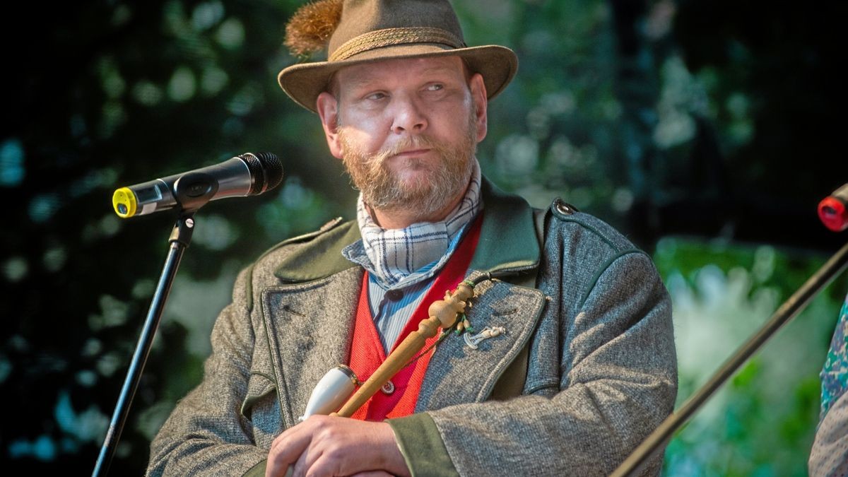 Jörg Menge hat sich als Jägersmann Karl Ebersberg aus der Nordhäuser Rolandgruppe verabschiedet. Jetzt schenkt er sein Kostüm dem Stadtmuseum in der Flohburg.