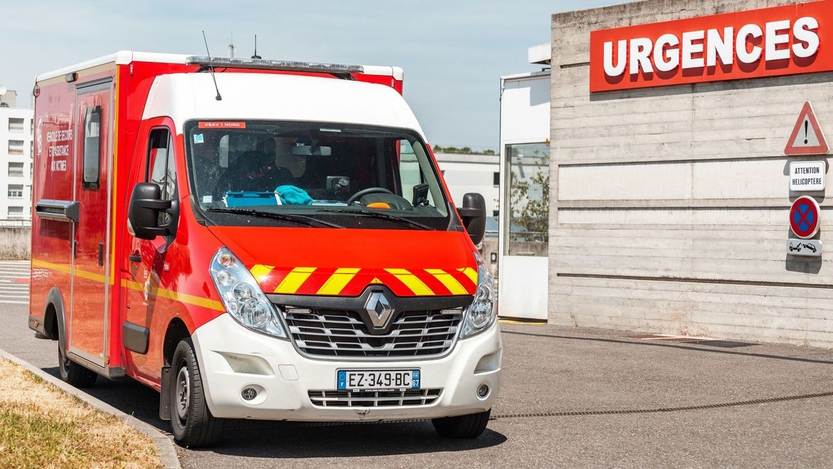 In Frankreich hat die Feuerwehr einen fast 400 Kilogramm schweren Menschen aus seiner Wohnung herausgeschnitten (Archivbild).