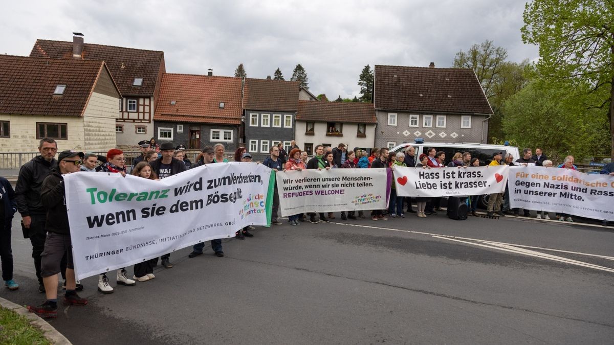 Etwa 50 Personen hatten sich zu einer Gegendemonstration versammelt.