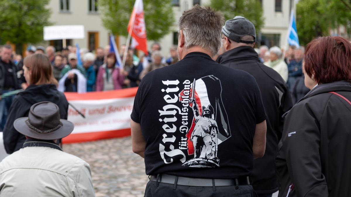 Die Beamten ermitteln nun gegen Schlimper wegen Verstoßes gegen das Versammlungsgesetz sowie wegen Widerstands gegen Vollstreckungsbeamte.