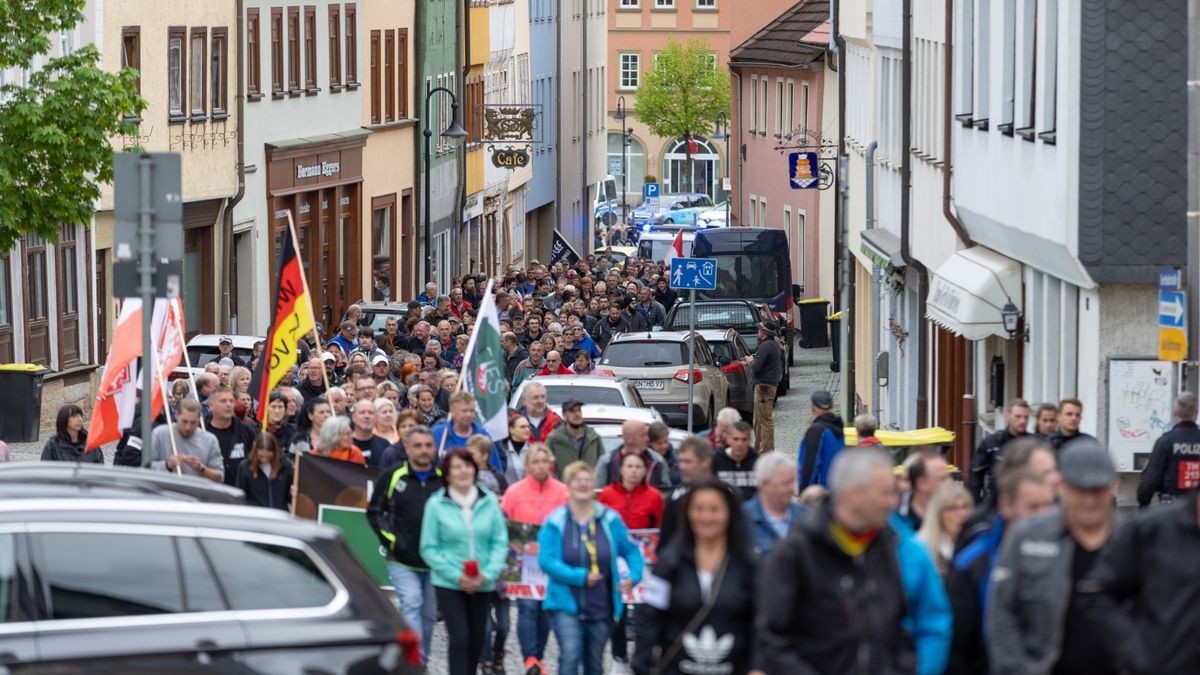 In Schleusingen im Landkreis Hildburghausen haben am Mittwochabend erneut mehr als 500 Menschen gegen eine geplante Flüchtlingsunterkunft demonstriert.