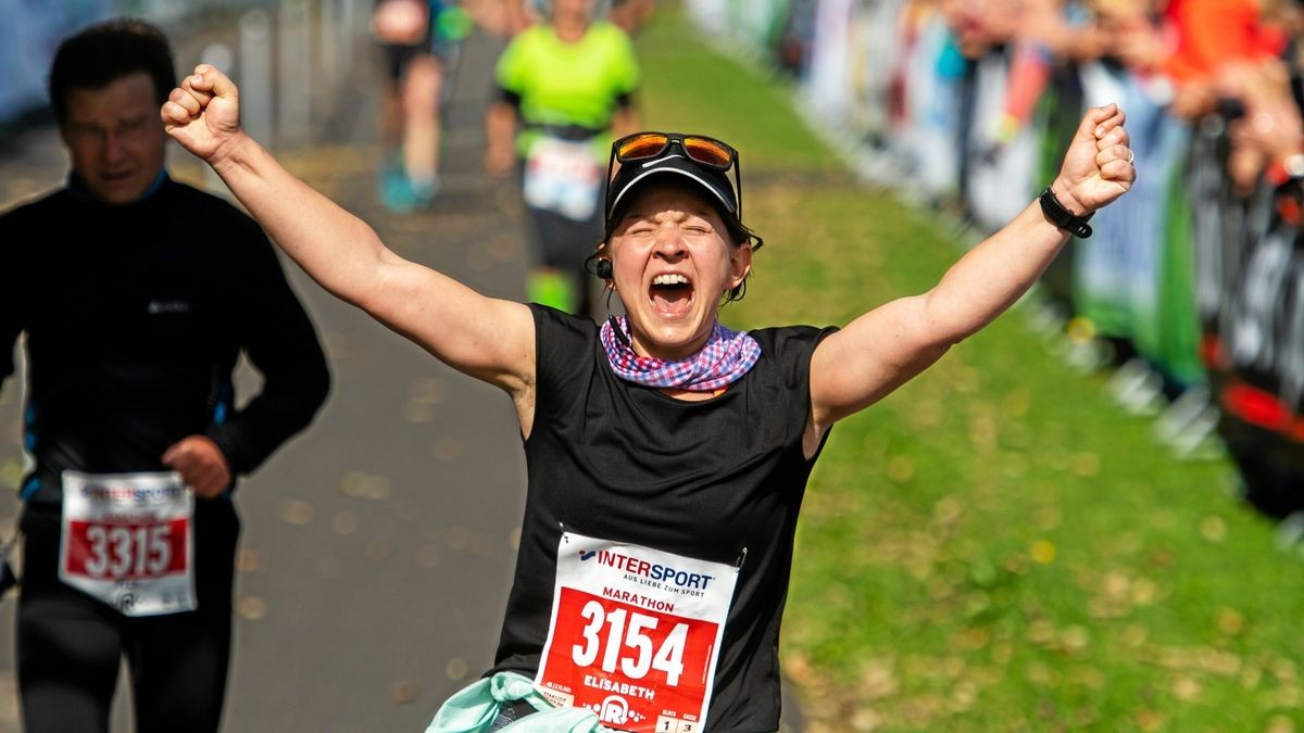 Jubeln dürfen alle Finisher im schönsten Ziel der Welt in Schmiedefeld – wie hier Elisabeth Rusteberg aus Weimar vor zwei Jahren.