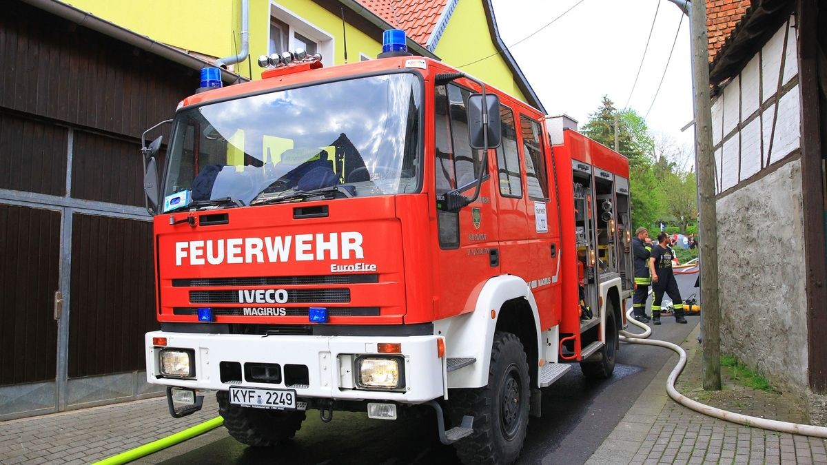 Aus bisher unbekannter Ursache hatte ein Benzinkanister Feuer gefangen und war explodiert.