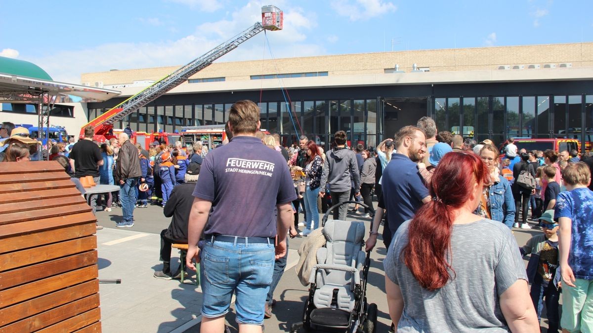 Tausende Besucher strömten am Samstag seit dem Vormittag auf das Gelände der neuen Feuerwache in der Zorgestraße in Nordhausen.