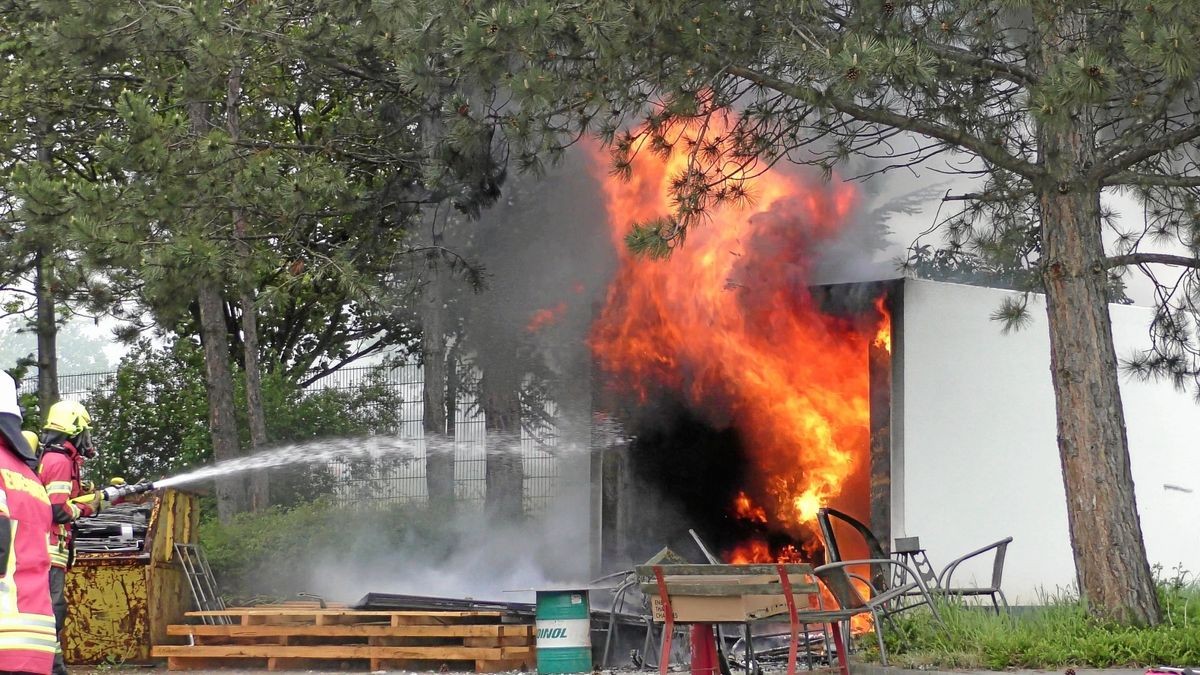 Flammen schlagen aus der Garage und sorgen für einen Feuerwehreinsatz im Gewerbepark an der B 87 in Apolda.