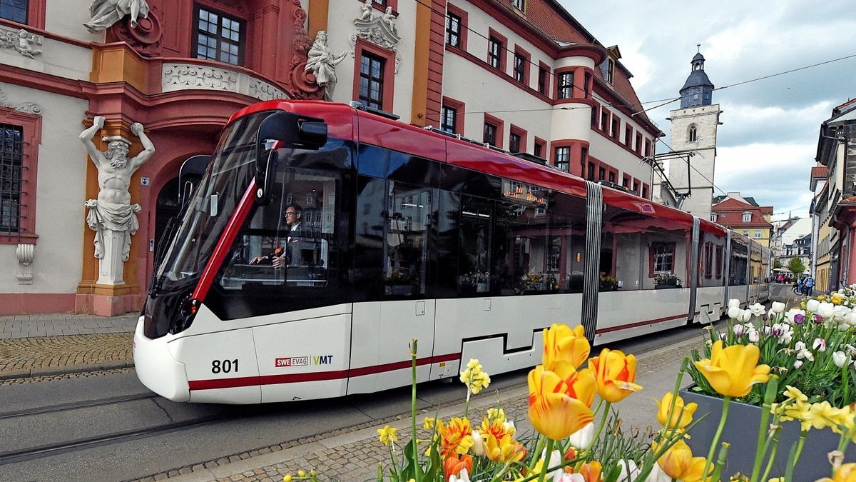 Eine Tramlink-Straßenbahn fährt über den Anger in Erfurt.