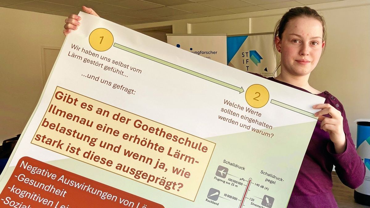 Lea Gaurun hält ihr Plakat in der Hand, das sie bei dem Bundeswettbewerb am Messestand präsentieren wird. Zusammen mit Ronja Hollatz führte sie in ihrer Schule eine Akustikuntersuchung durch. 