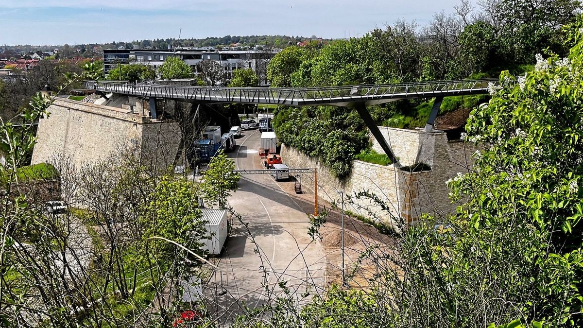 Die Brücke des Bastionskronenpfades am Erfurter Lauentor.