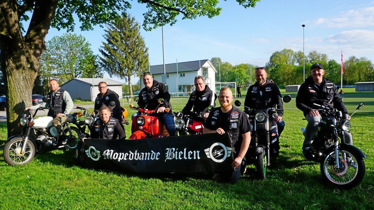 Die Mitglieder der „Mopedbande Bielen“: Hubertus Körner, René Nebelung, Maik Beck, Daniel Dix, Steffen Arendt, Oliver Erwin Meißner, Sirko Thelemann und Heiko Beck (von links). Nicht mit im Bild ist Ferry Hoffer.