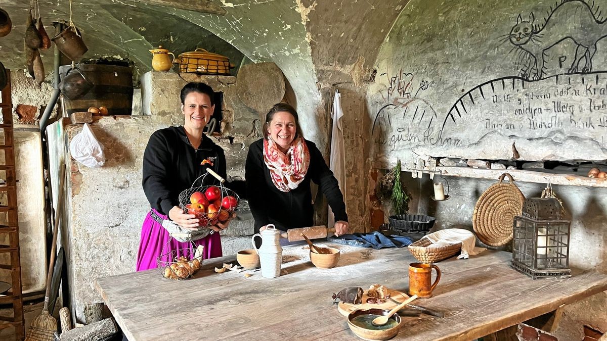 Dr. Ulrike Kaiser (links), Direktorin der Stiftung Leuchtenburg, und Mitarbeiterin Ilka Kunze in der „Hexenküche“ auf der Leuchtenburg.