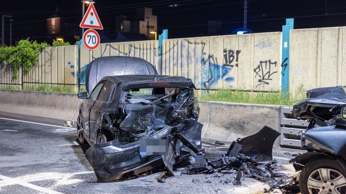 Nach ersten Erkenntnissen waren die Fahrer eines VW und eines Audi aus Rudolstadt in Richtung Saalfeld unterwegs. 