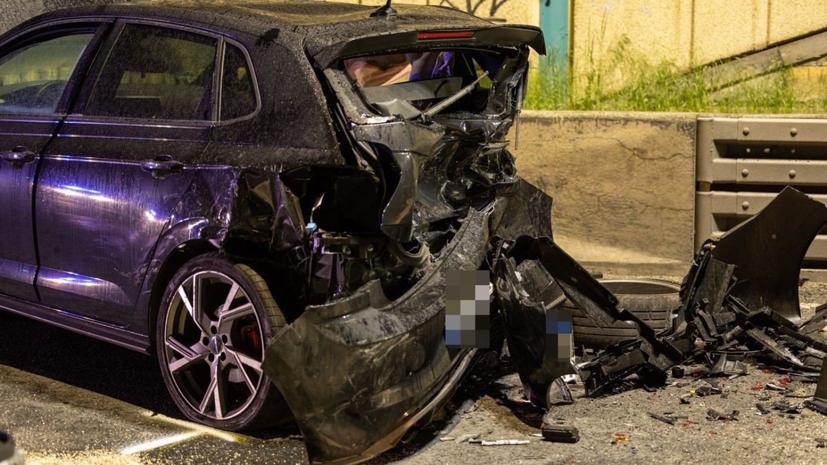 Auf Höhe der Fahrstreifenreduzierung, kurz nach der Einmündung der Schwarzburger Straße, kam es aus bisher unbekannten Gründen zur Kollision der beiden Fahrzeuge. 