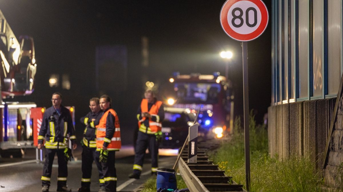 Der 43-jährige Fahrer des VW verstarb noch an der Unfallstelle, drei weitere Personen erlitten leichte Verletzungen. 