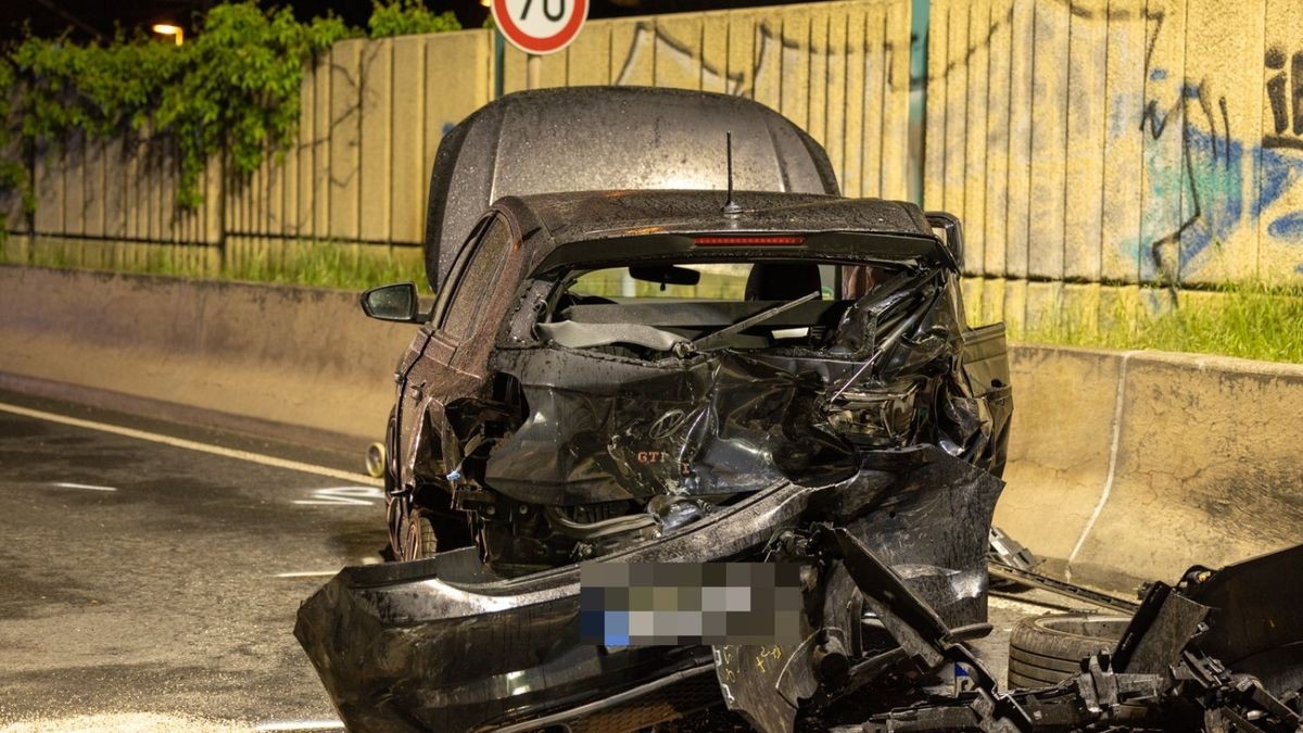 Drei Fahrzeuge waren in den Unfall verwickelt.