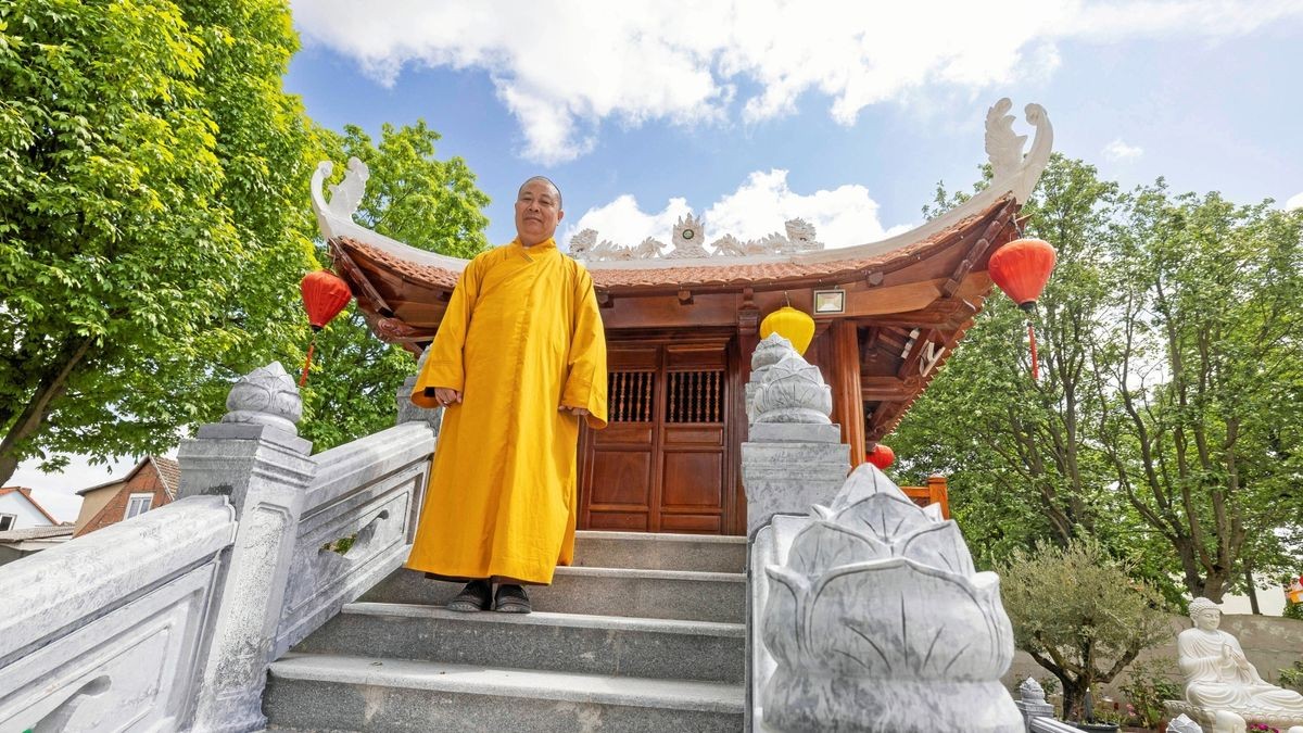 Der buddhistische Meister Thich Tho Lac aus Vietnam besucht den Tempel. 