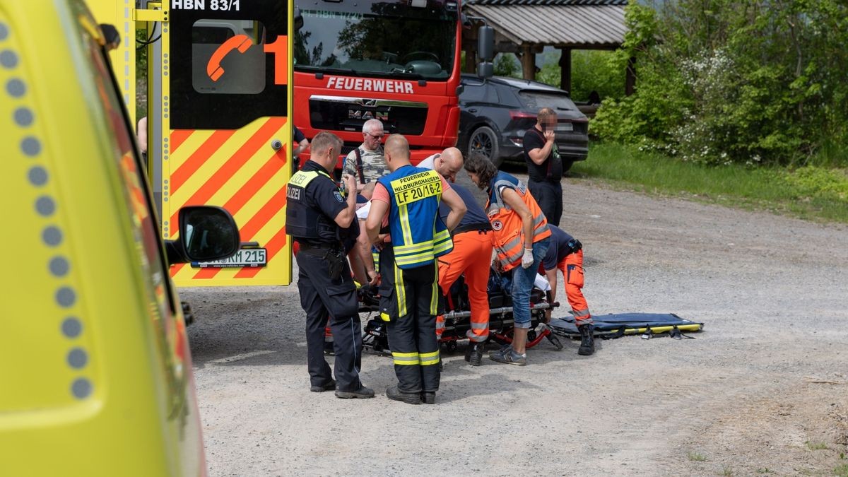 Er stürzte rund 15 Meter einen Abhang hinunter. 