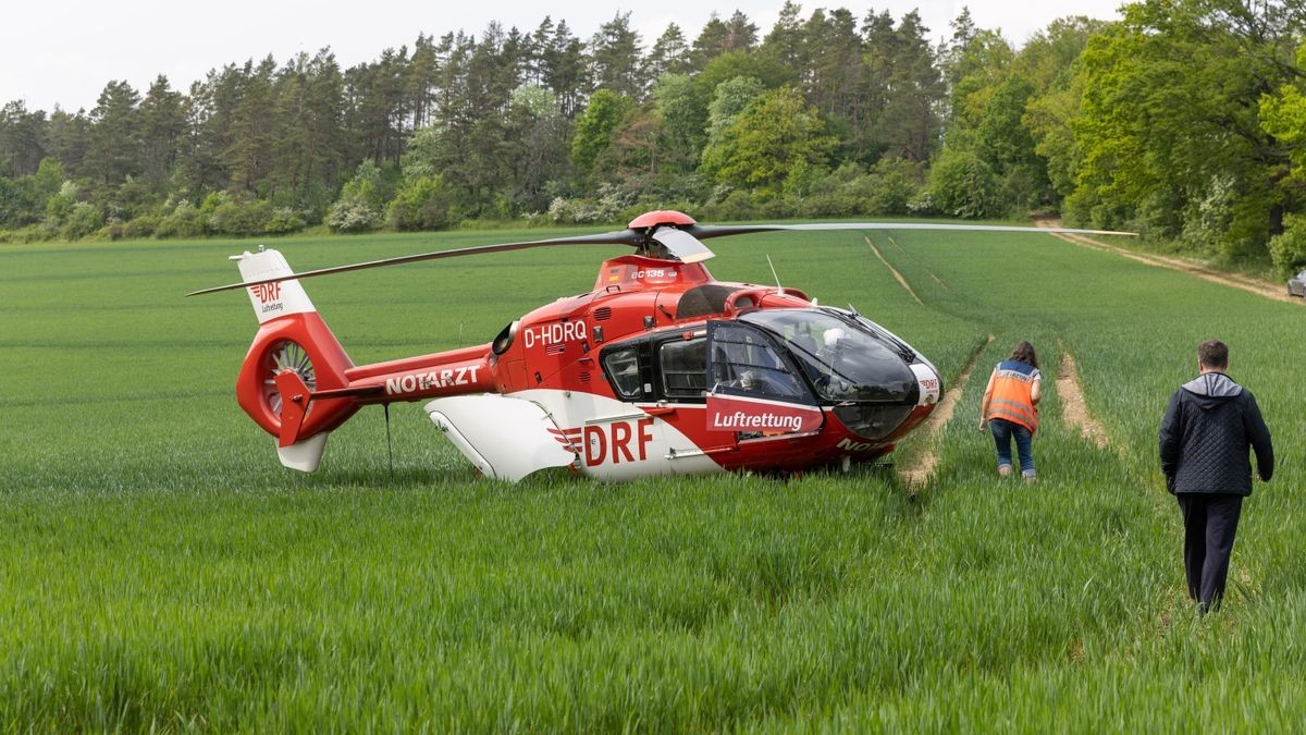 Er wurde mit einem Rettungshubschrauber ins Krankenhaus gebracht.