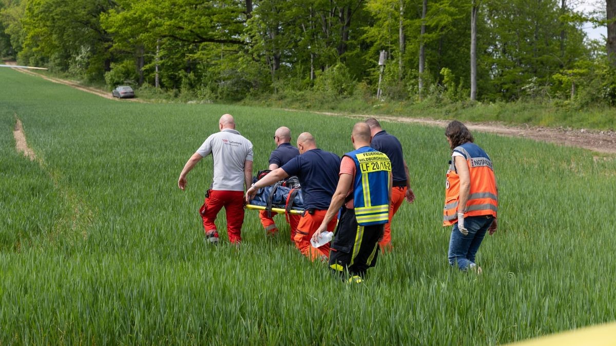 Bei Hildburghausen kam es am Sonntagnachmittag zu einem Unfall in einem Waldgebiet, bei dem ein 16-Jähriger schwer verletzt wurde.